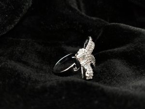 "Uqad" Bowknot Crystal Ring