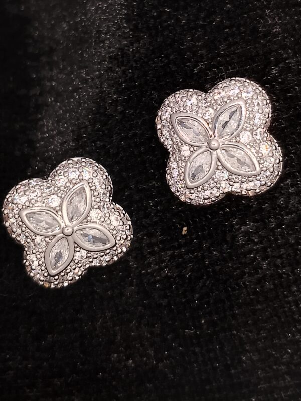 Dazzle flower Stud Earrings by Ruva